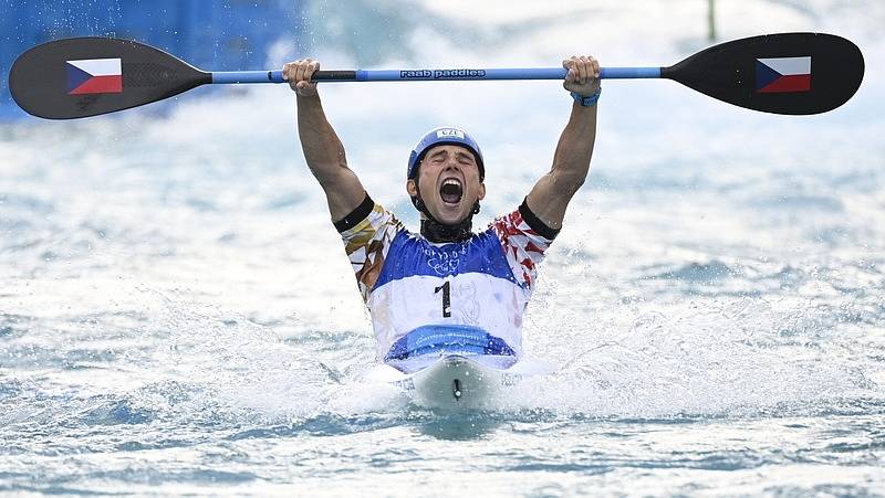 Jiří Prskavec se raduje z olympijského triumfu v Tokiu.