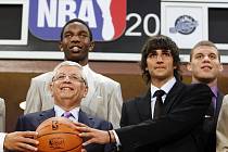 Ve čtvrtek se konal tradiční draft NBA. Na snímku zleva komisař soutěže David Stern, za ním Hasheem Thabeet (dvojka draftu), Ricky Rubio (pětka) a Blake Griffin (jednička).