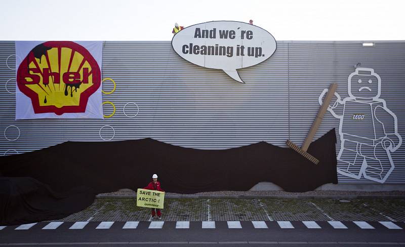 Aktivisté z ekologické organizace Greenpeace vyzvali 16. července happeningem v kladenské továrně firmy Lego, aby tento známý výrobce hraček přestal podporovat ropný koncern Shell. Ten podle nich svou nezodpovědností ohrožuje arktické prostředí.