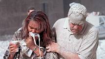 Lidé v ulicích Manhattanu, pokryti prachem po pádu slavných dvojčat, 11. září 2001.