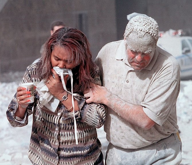 Lidé v ulicích Manhattanu, pokryti prachem po pádu slavných dvojčat, 11. září 2001.