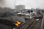 Vrak automobilu zapáleného při nepokojích v kazachstánském městě Almaty, 7. ledna 2022