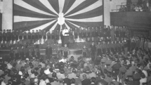 Ante Pavelić obklopený členy ustašské mládeže během svého projevu v Záhřebu v roce 1941