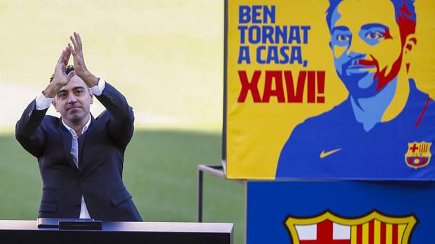 Fotbalová Barcelona před více než 25.000 fanoušky představila nového trenéra Xaviho.