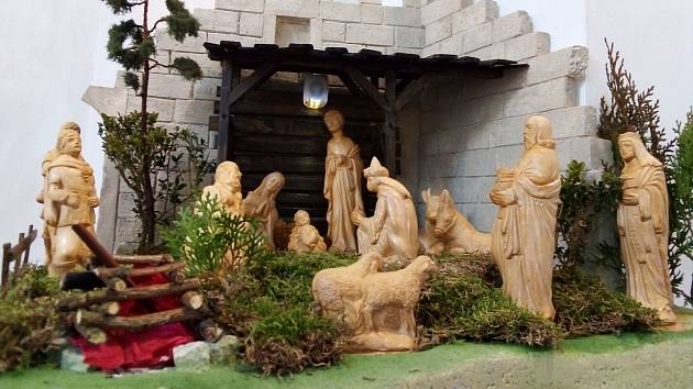 Figurální betlémy v chrámech a kostelích jsou častým cílem vánočních vycházek rodičů s dětmi