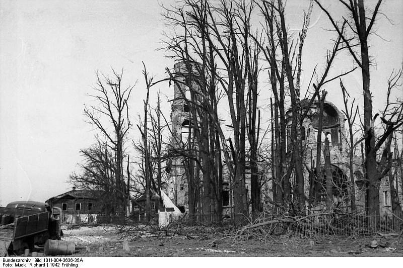 Ruiny kostela v Cholmu, zničeného v bojích. Snímek byl pořízen  21. března 1942