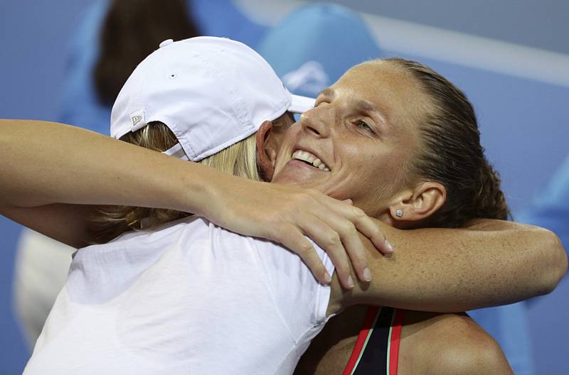 Tenistka Karolína Plíšková (vpravo) se objímá se svou trenérkou Rennae Stubbsovou po vyhraném turnaji