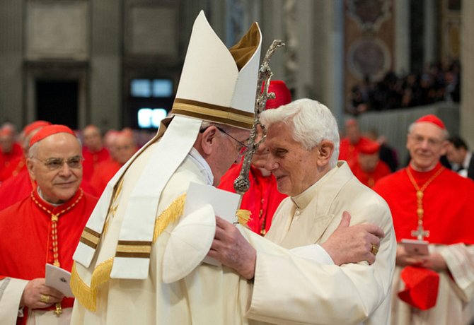 Papež František (vlevo) se vítá s emeritním papežem Benediktem při jmenování kardinálů