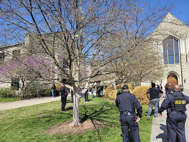 Policisté před křesťanskou školou v americkém městě Nashville, kde 27. března 2023 došlo ke střelbě