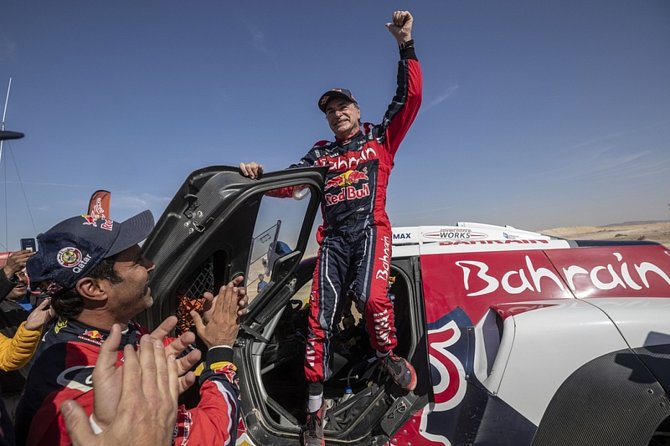 Španěl Carlos Sainz se raduje z vítězství v kategorii automobilů na Rallye Dakar 2020