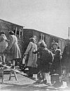 Židé nastupují v lodžském ghettu do transportů do vyhlazovacích táborů
