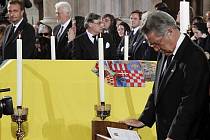 Pohřeb Otta Habsburského. Na snímku vlevo jeho syn Karl, vpravo rakouský prezident Heinz Fischer.