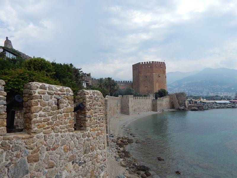 Alanya: hradby mezi věží a loděnicí