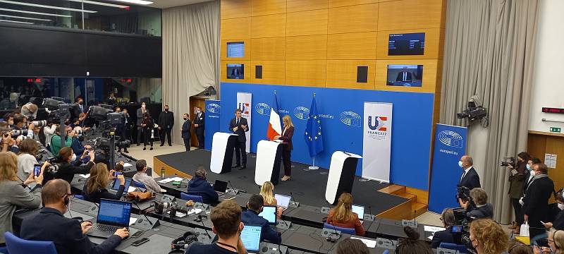 Emmanuel Macron na tiskové konferenci po zasedání Evropského parlamentu. Ilustrační snímek