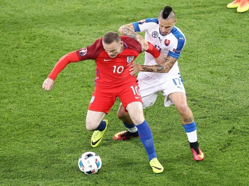 Wayne Rooney z Anglie (vlevo) a Marek Hamšík ze Slovenska.