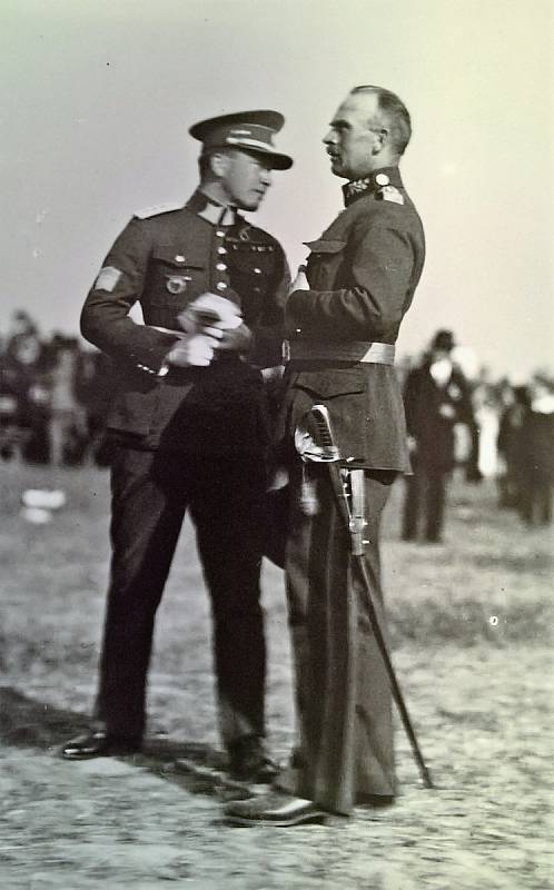 Generál Josef Bílý (vpravo) - vysoká štíhlá postava, úzký obličej, nekompromisní pohled, vždy v kondici.