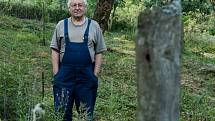 Geolog a spisovatel Václav Cílek tráví léto na své chalupě na Kokořínsku.