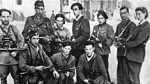 Židovští partyzáni z vilniuského ghetta. Korczaková je třetí zprava v horní řadě