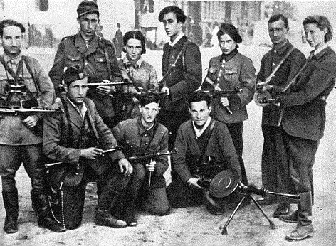 Židovští partyzáni z vilniuského ghetta. Korczaková je třetí zprava v horní řadě