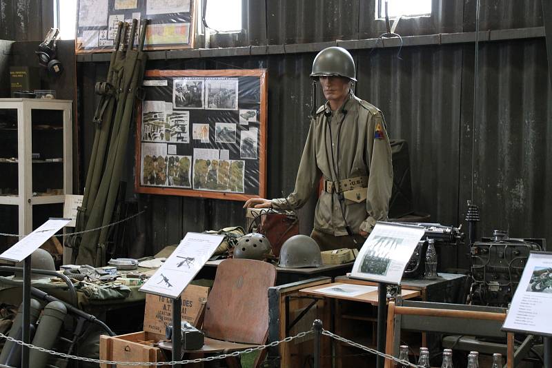 V Army Muzeu ve Zdicích si letos připomínají hlavně 80. výročí heydrichiády. K vidění je zde spousta dobové válečné techniky.