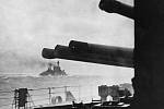 Bitevní křižník HMS Hood několik minut předtím, než ho potopila německá válečná loď Bismarck
