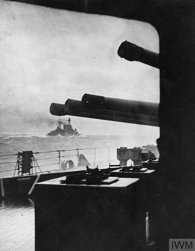 Bitevní křižník HMS Hood několik minut předtím, než ho potopila německá válečná loď Bismarck