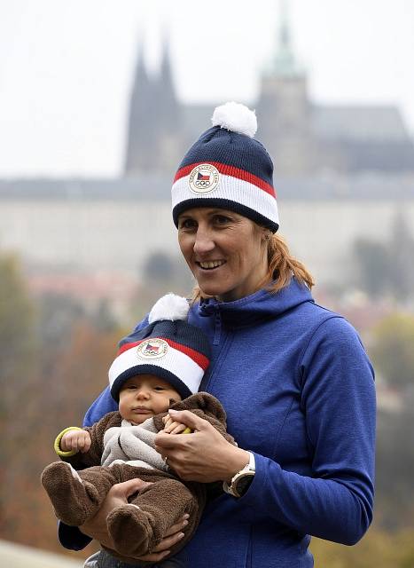 Olympijská vítězka ve skifu Miroslava Topinková-Knapková s dcerou Adélou.