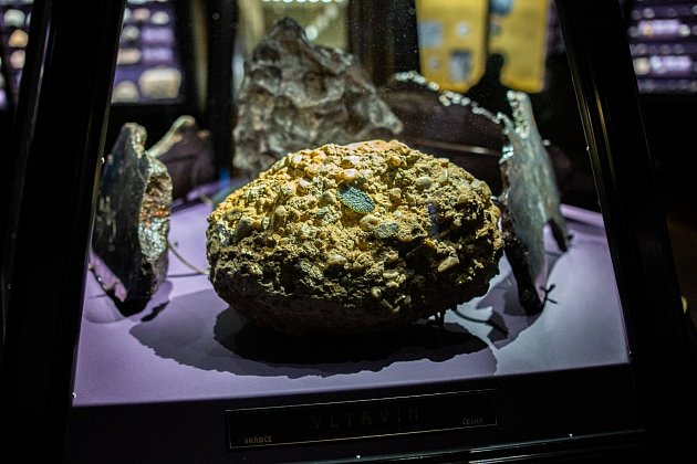Sál meteoritů v Národním muzeu v Praze. Meteorit, na který si mohou návštěvníci sáhnout.