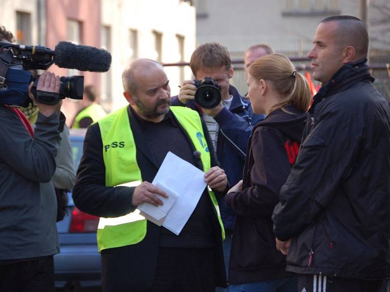 Dokument ČT: Dokument ČT: Jan Burian přivedl do romského ghetta v Přerově představitele krajně pravicové Národní strany 