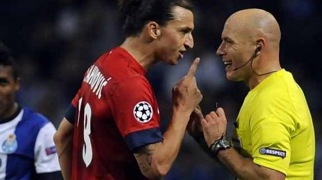 Zlatan Ibrahimovič z PSG v diskusi s rozhodčím Webbem.