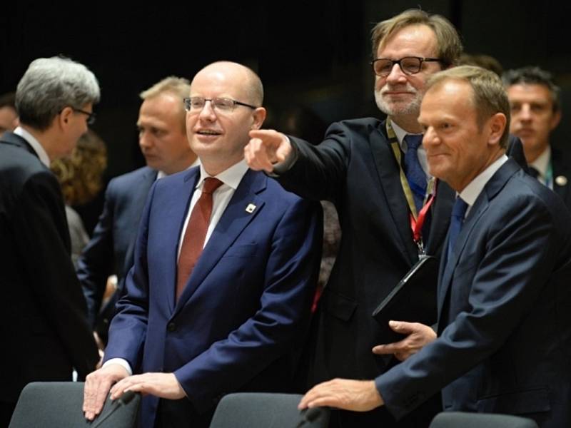 Premiér Bohuslav Sobotka (vlevo), český velvyslanec při EU Martin Povejšil (uprostřed) a předseda Evropské rady Donald Tusk.
