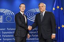 Šéf Facebooku Mark Zuckerberg a předseda Evropského parlamentu Antonio Tajani