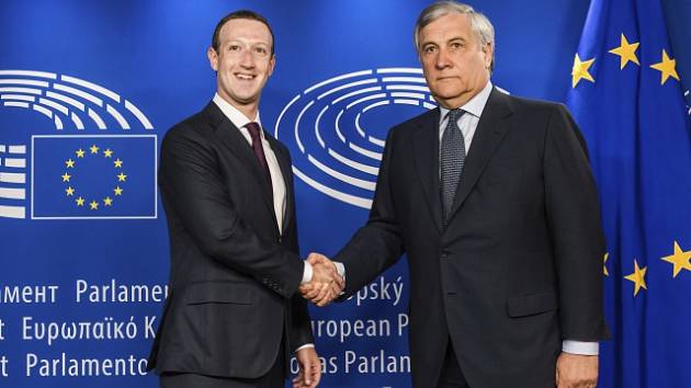 Šéf Facebooku Mark Zuckerberg a předseda Evropského parlamentu Antonio Tajani