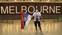 Fanoušek Novaka Djokoviče na letišti v Melbourne