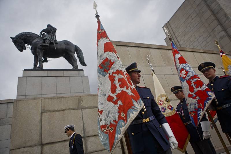 Politici v čele s prezidentem Milošem Zemanem, vojáci, váleční veteráni a další lidé si připomněli dnes v Praze na Vítkově 69. výročí konce druhé světové války. 