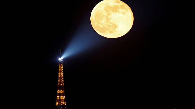 Růžový superúplněk, 27. dubna 2021. Obří plný Měsíc vyšel za pařížskou Eiffelovou věží během celostátního lockdownu po dalším zpřísnění proticovidových opatření