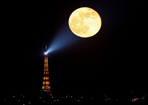 Růžový superúplněk, 27. dubna 2021. Obří plný Měsíc vyšel za pařížskou Eiffelovou věží během celostátního lockdownu po dalším zpřísnění proticovidových opatření