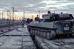 Nakládání vojenské techniky ruské armády na nákladní vlaky po skončení cvičení na jihu Ruska na snímku zveřejněném ruským ministerstvem obrany.