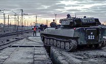 Nakládání vojenské techniky ruské armády na nákladní vlaky po skončení cvičení na jihu Ruska na snímku zveřejněném ruským ministerstvem obrany.