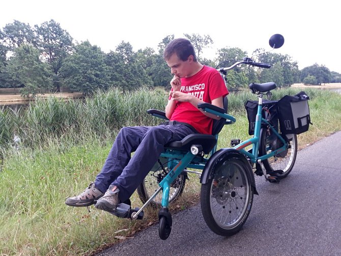 Radek má kombinované postižení, jeho stav se nelepší. Stát mu přesto poprvé neuznal příspěvek na auto