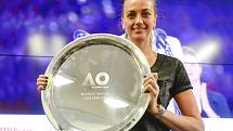 Petra Kvitová s trofejí pro finalistku Australian Open.