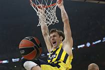 Basketbalista Fenerbahce Jan Veselý dává koš.