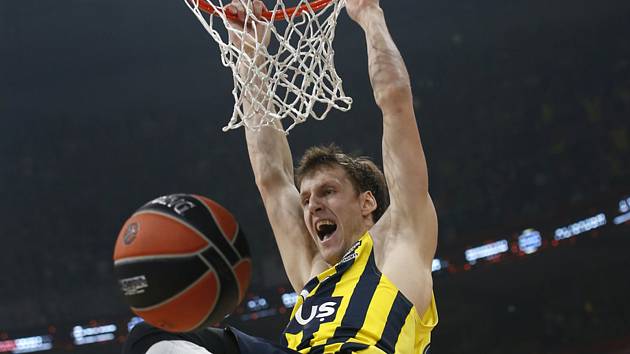 Basketbalista Fenerbahce Jan Veselý dává koš.