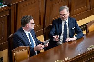Ministr financí Zbyněk Stanjura a premiér Petr Fiala při jednání Poslanecké sněmovny