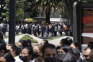 Zemětřesení v Mexiku. Na snímku lidé v Mexiko City 19. září 2022