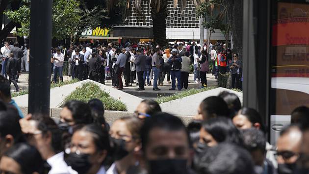 Zemětřesení v Mexiku. Na snímku lidé v Mexiko City 19. září 2022