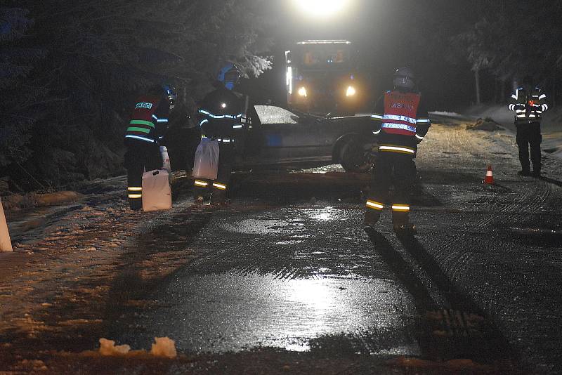 Na velikonoční pondělí večer se stala na silnici kousek pod Dolní Černou Studnicí směrem na Jablonec tragická nehoda.