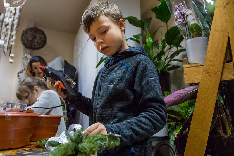 Děti si vyráběli vánoční ozdoby v květinářství Gracia v Jablonci nad Nisou.