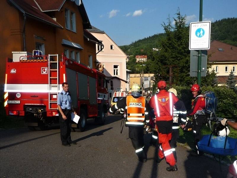  U železniční trati mezi Tanvaldem a Smržovkou na Jablonecku lidé našli v sobotu odpoledne těžce zraněnou ženu. Přiletěl pro ní vrtulník.