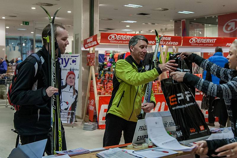 Vydávání startovních balíčků na Jizerskou 50, závod v klasickém lyžování ze seriálu dálkových běhů Ski Classics, začalo 15. února v obchodním centru Nisa v Liberci.